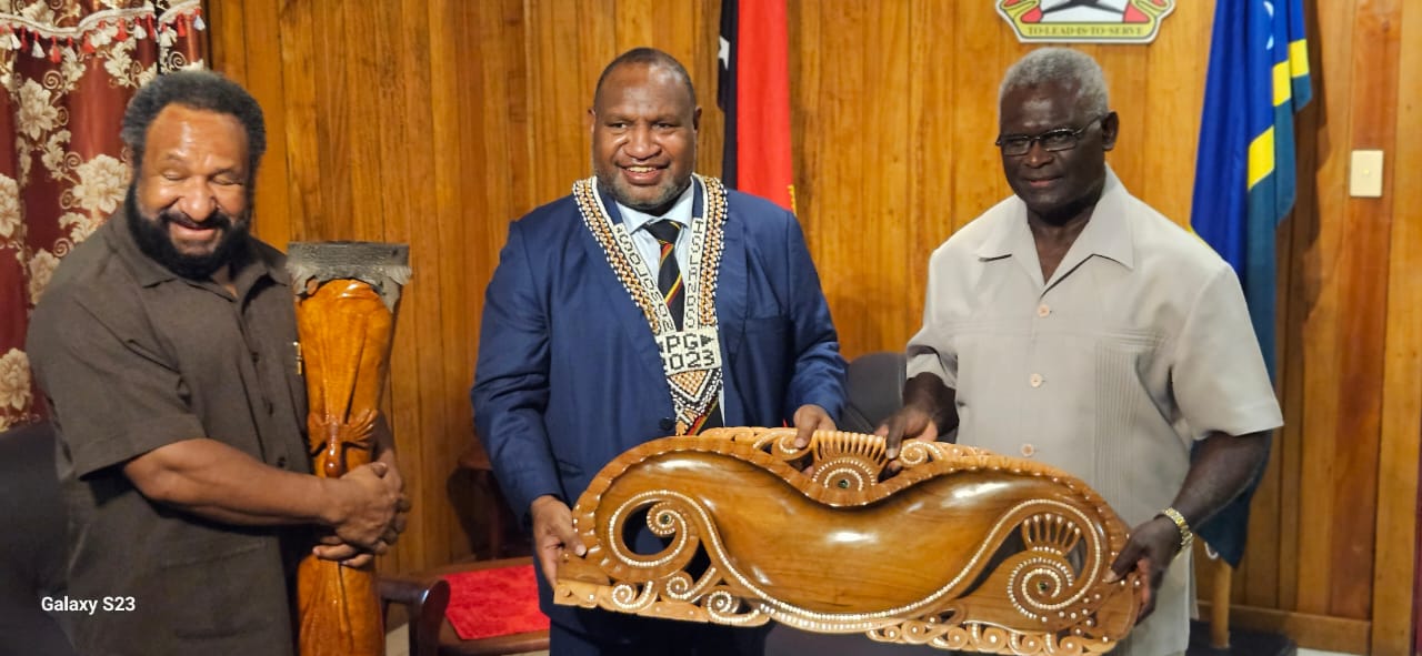 PNG Prime Minister Presents to Solomon Islands Prime Minister